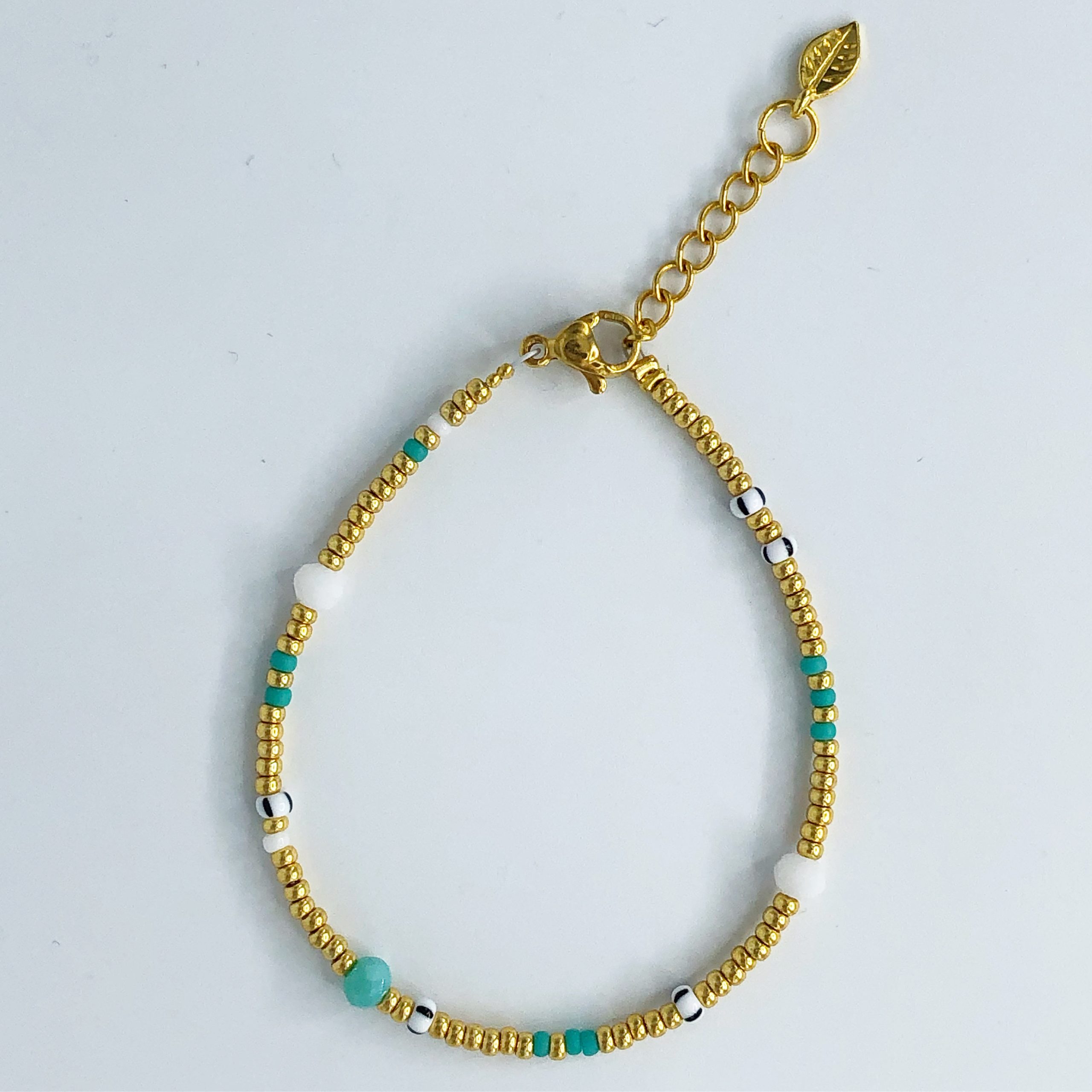 totaal zebra Arabisch Gouden armband met blauwe steentjes - Playa Venao collectie - Coco Balu