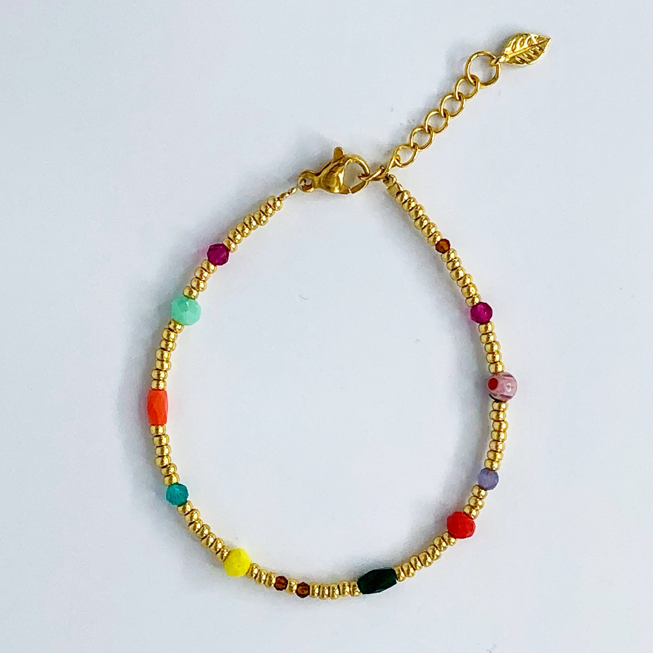 Schurk eerlijk meer Gouden armband met gekleurde steentjes - Playa Venao collectie - Coco Balu
