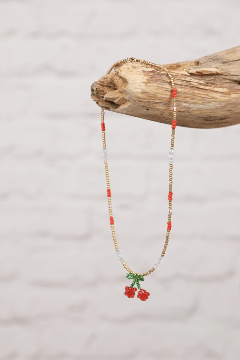 Ketting met Goudkleurige Kralen en Cherry Hangertje - Sweet & Chic